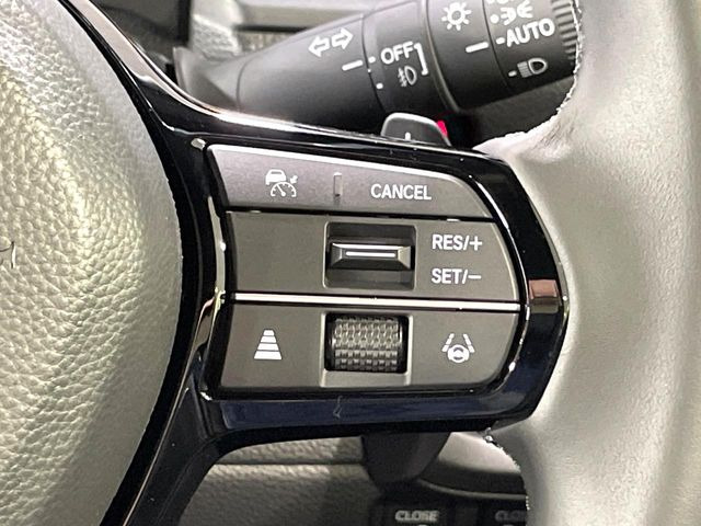 【ホンダセンシング】走行中に前方の車両等を認識し、衝突しそうな時は警報とブレーキで衝突回避と被害軽減をアシスト。より安全にドライブをお楽しみいただけます。