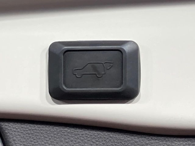 【パワーバックドア】スマートキーや運転席のボタンを押すだけでリアゲートが自動で開閉します!荷物を持っている時や、高い位置にあるバックドアを閉める際に便利な機能です♪