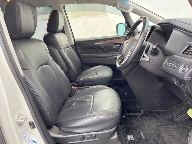 運転席まわりには十分なスペースがあり、大柄な方でもゆったり運転していただける環境です。
