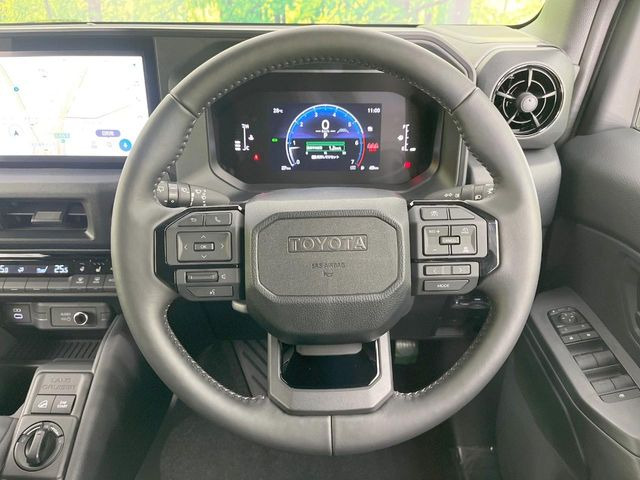 インテリアに合わせたデザインのステアリングは、運転される方のことも考え、運転しやすい形状、大きさです。是非一度、実際に触ってお確かめください。