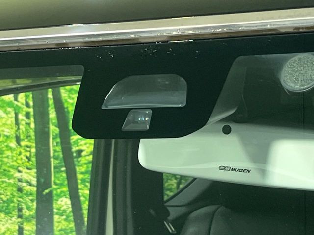 【ホンダセンシング】走行中に前方の車両等を認識し、衝突しそうな時は警報とブレーキで衝突回避と被害軽減をアシスト。より安全にドライブをお楽しみいただけます。