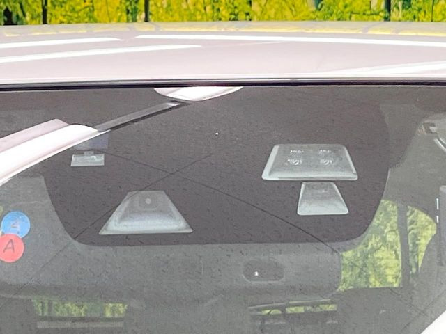 【i-ACTIVESENSE】走行中に前方の車両等を認識し、衝突しそうな時は警報とブレーキで衝突回避と被害軽減をアシスト。より安全にドライブをお楽しみいただけます。