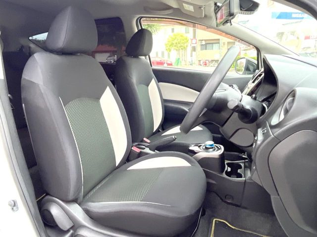 運転席シート廻りは使用感も少なく、良好な状態となっています。前オーナー様が丁寧に使っていたことがよくわかりますね。