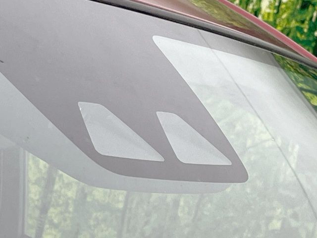 【スマートアシスト】走行中に前方の車両等を認識し、衝突しそうな時は警報とブレーキで衝突回避と被害軽減をアシスト。より安全にドライブをお楽しみいただけます。