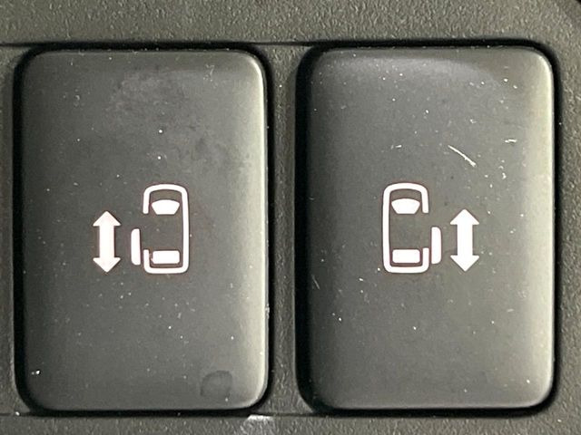 【両側パワースライドドア】スマートキーや運転席のスイッチで後席両側スライドドアの開閉が可能♪電動だから力を入れてドアを開ける必要が無く、小さなお子様でも簡単に開け閉めでき快適です♪