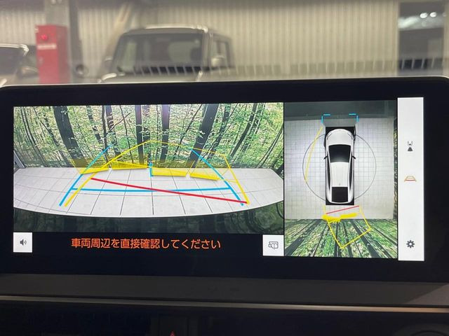 【パノラミックビューモニター】専用のカメラにより、上から見下ろしたような視点で360度クルマの周囲を確認することができます☆死角部分も確認しやすく、狭い場所での切り返しや駐車もスムーズに行えます。