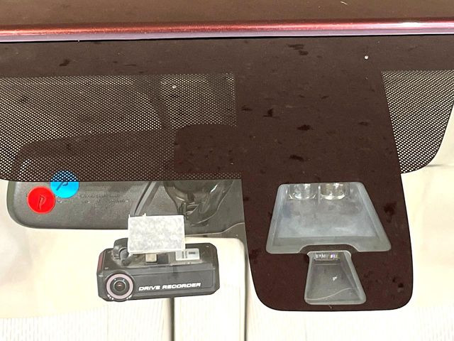 【エマージェンシーブレーキ】走行中に前方の車両等を認識し、衝突しそうな時は警報とブレーキで衝突回避と被害軽減をアシスト。より安全にドライブをお楽しみいただけます。