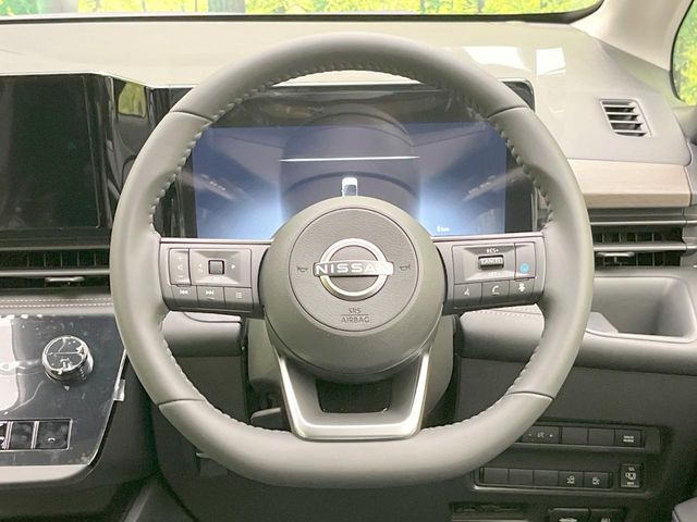 インテリアに合わせたデザインのステアリングは、運転される方のことも考え、運転しやすい形状、大きさです。是非一度、実際に触ってお確かめください。