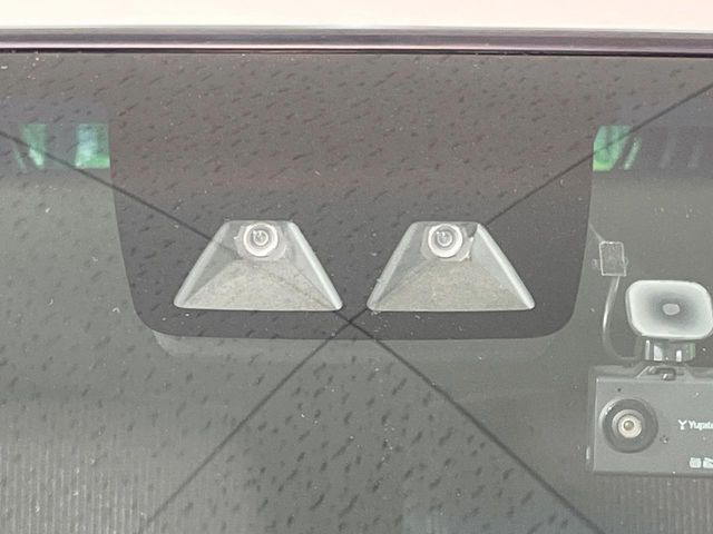 【スマートアシスト】走行中に前方の車両等を認識し、衝突しそうな時は警報とブレーキで衝突回避と被害軽減をアシスト。より安全にドライブをお楽しみいただけます。