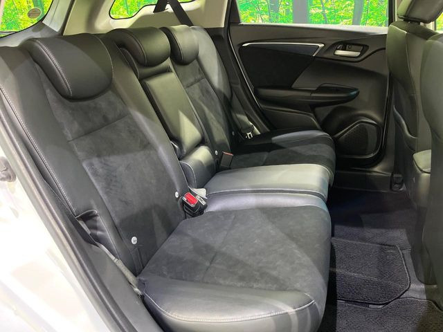 後部座席も気になるようなキズ・汚れやへたり等、大きなダメージはなく、良好な状態です。