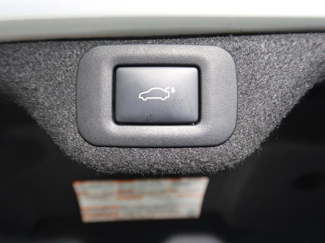 【パワートランクリッド】スマートキーや運転席のボタンを押すだけでリアゲートが自動で閉まります!荷物を持っている時や、高い位置にあるバックドアを閉める際に便利な機能です♪