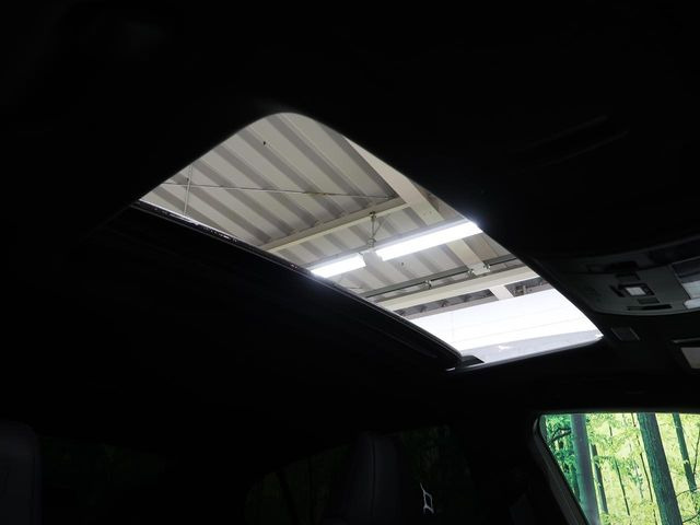 【ムーンルーフ】開放感たっぷりの希少装備、サンルーフが装着されています!車内に明かりを取り入れたり景色を楽しむ以外にも、車内の空気も簡単に換気できて快適です!