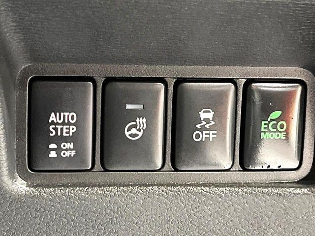 【ステアリングヒーター】冬場に冷たくなりやすい革巻きステアリングを、スイッチ一つで素早く適温に!エアコンよりも早く温まってくれるので、寒い日の運転も快適になりますね♪