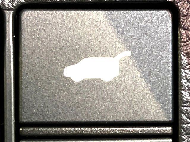 【パワーバックドア】スマートキーや運転席のボタンを押すだけでリアゲートが自動で開閉します!荷物を持っている時や、高い位置にあるバックドアを閉める際に便利な機能です♪