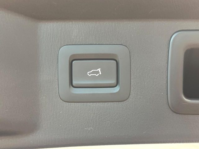 【パワーバックドア】スマートキーや運転席のボタンを押すだけでリアゲートが自動で開閉します!荷物を持っている時や、高い位置にあるバックドアを閉める際に便利な機能です♪