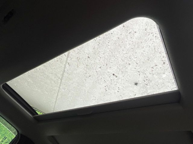 【パノラマルーフ】大型のガラスルーフ搭載で車内の解放感が一気にアップ!開放的なドライブをお楽しみいただけます。