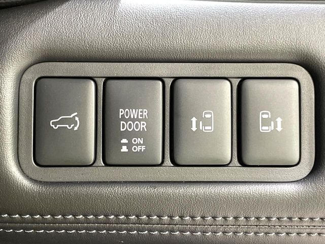 【両側パワースライドドア】スマートキーや運転席のスイッチで後席両側スライドドアの開閉が可能♪電動だから力を入れてドアを開ける必要が無く、小さなお子様でも簡単に開け閉めでき快適です♪