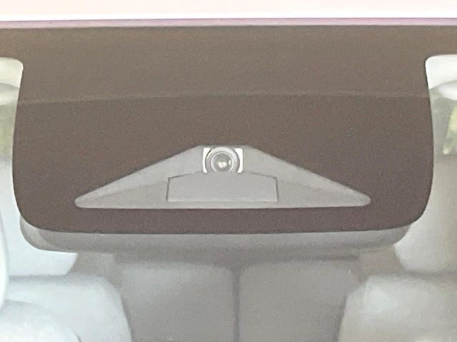 【ホンダセンシング】走行中に前方の車両等を認識し、衝突しそうな時は警報とブレーキで衝突回避と被害軽減をアシスト。より安全にドライブをお楽しみいただけます。