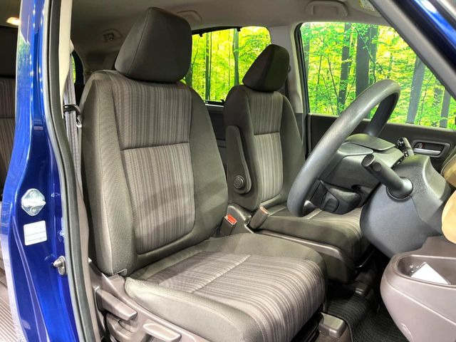 運転席シート廻りは使用感も少なく、良好な状態となっています。丁寧に使われていたことがよくわかりますね。
