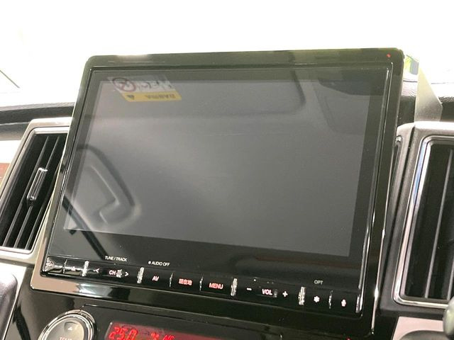 【大画面ナビ】人気の大型10インチナビを装備。存在感のある大画面はインパクト大!ナビ利用時のマップ表示は見やすく、テレビやDVDは臨場感がアップ!いつものドライブがグッと楽しくなります♪
