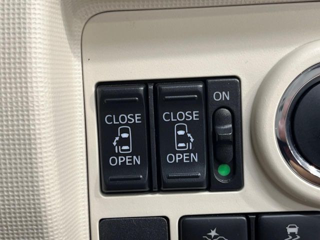【両側パワースライドドア】スマートキーや運転席のスイッチで後席両側スライドドアの開閉が可能♪電動だから力を入れてドアを開ける必要が無く、小さなお子様でも簡単に開け閉めでき快適です♪