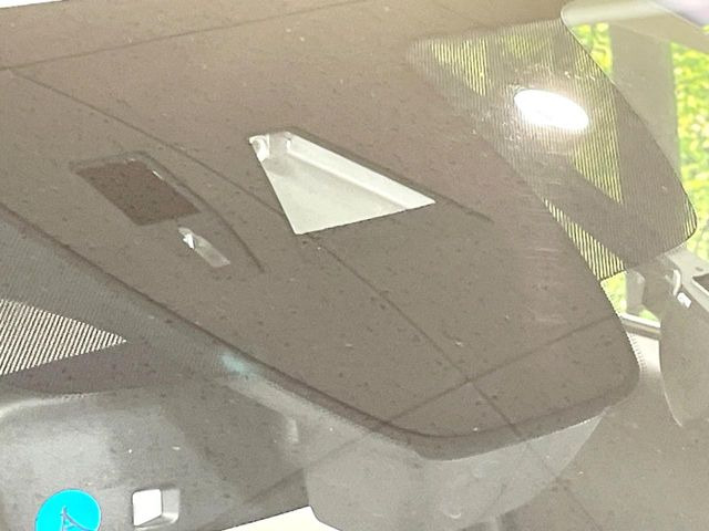 【スマートシティブレーキサポート】低速走行中に前方の車両等を認識し、衝突しそうな時は警報とブレーキで衝突回避と被害軽減をアシスト。より安全にドライブをお楽しみいただけます。
