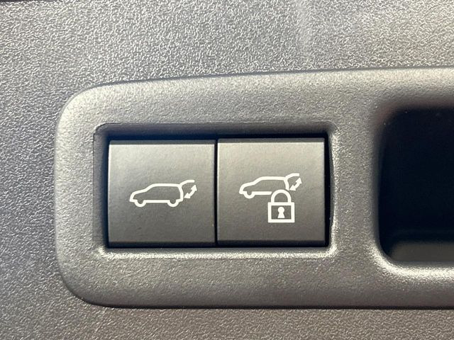 【パワーバックドア】スマートキーや運転席のボタンを押すだけでリアゲートが自動で開閉します!荷物を持っている時や、高い位置にあるバックドアを閉める際に便利な機能です♪