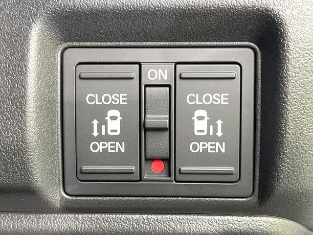 【両側パワースライドドア】スマートキーや運転席のスイッチで後席両側スライドドアの開閉が可能♪電動だから力を入れてドアを開ける必要が無く、小さなお子様でも簡単に開け閉めでき快適です♪