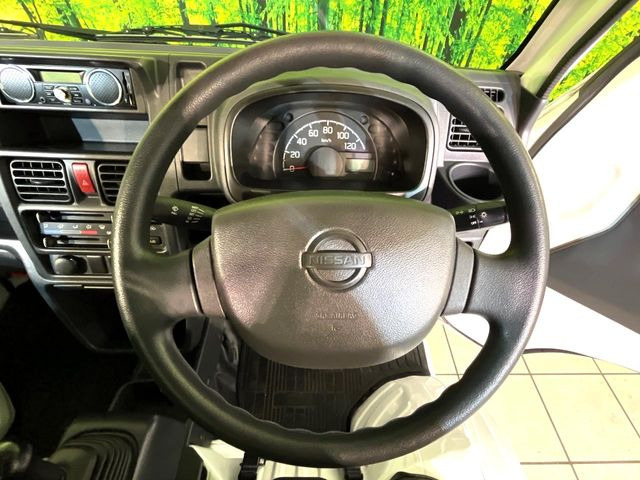 �C���e���A�ɍ��킹���f�U�C���̃X�e�A�����O�́A�^�]�������̂��Ƃ��l���A�^�]���₷���`��A�傫���ł��B�����x�A���ۂɐG���Ă��m���߂��������B