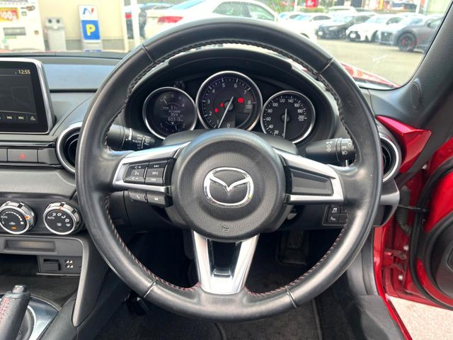 【純正革巻きステアリング】上質な革を使用することで、手にしっかり馴染みとても運転しやすいハンドルです♪