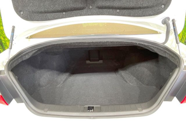 積み下ろしのしやすいデッキにはたっぷりと荷物を積み込んでいただけます。遊びから仕事まで、様々なシーンで頼れます♪