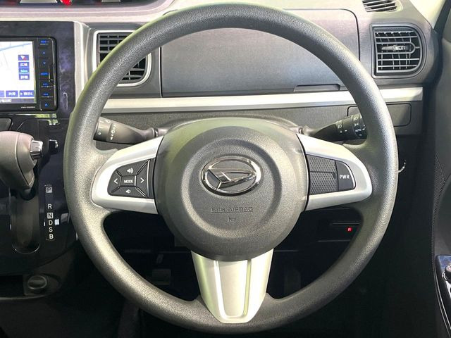 インテリアに合わせたデザインのステアリングは、運転される方のことも考え、運転しやすい形状、大きさです。是非一度、実際に触ってお確かめください。