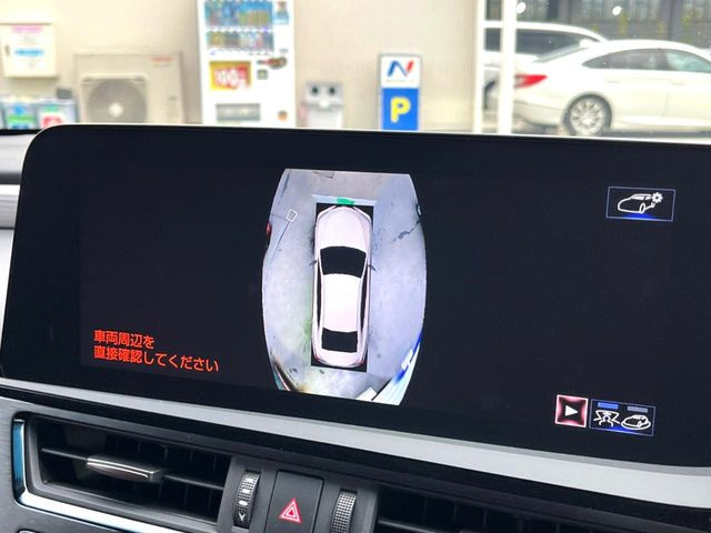 【パノラミックビューモニター】専用のカメラにより、上から見下ろしたような視点で360度クルマの周囲を確認することができます☆死角部分も確認しやすく、狭い場所での切り返しや駐車もスムーズに行えます。