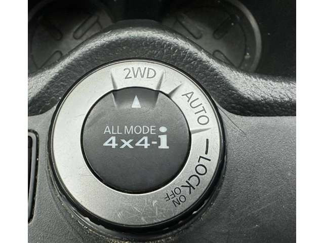 【切り替え式4WD】エンジン回転中にスイッチを回して切り替え完了!舗装路などの街乗りには「2WD」、滑りやすい舗装路などには「AUTO」、雪道などの未舗装路には「4WD」に切り替えて走行が可能です♪