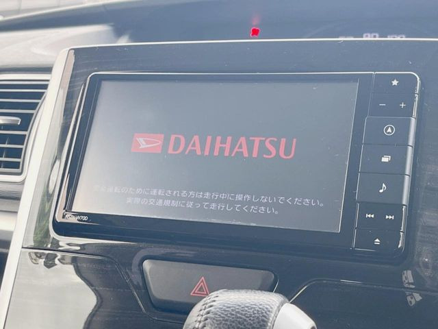 【純正ナビ】人気の純正ナビを装備しております。ナビの使いやすさはもちろん、オーディオ機能も充実!キャンプや旅行はもちろん、通勤や買い物など普段のドライブも楽しくなるはず♪