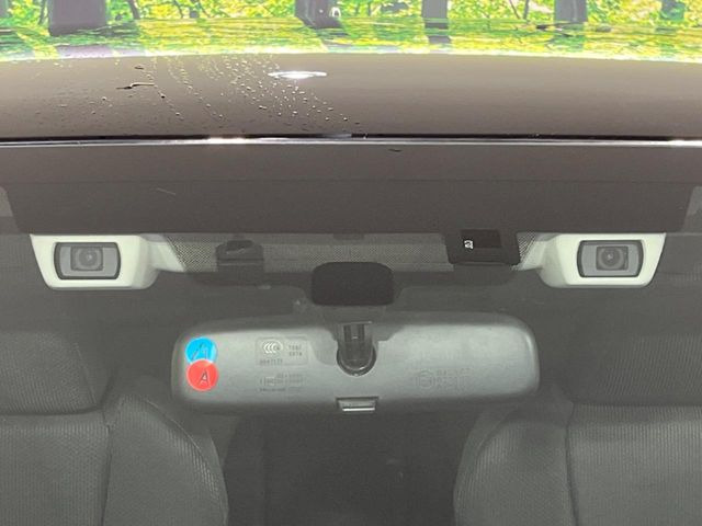 【アイサイトVer】前方の車両等を検知し、衝突しそうな時は警報で注意を促し、ブレーキを踏む力をサポート。ブレーキを踏めなかった場合は衝突被害軽減ブレーキが作動、衝突回避をサポートします。