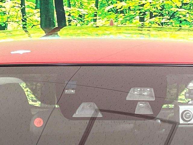【スマートシティブレーキサポート】低速走行中に前方の車両等を認識し、衝突しそうな時は警報とブレーキで衝突回避と被害軽減をアシスト。より安全にドライブをお楽しみいただけます。