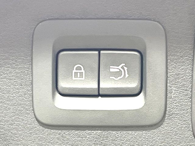 【パワーバックドア】スマートキーや運転席のボタンを押すだけでリアゲートが自動で開閉します!荷物を持っている時や、高い位置にあるバックドアを閉める際に便利な機能です♪
