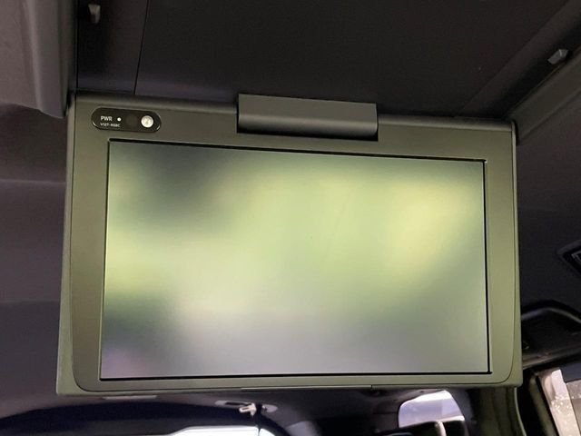 【フリップダウンモニター】大画面モニターで後席でもエンタメをお楽しみいただけます。小さなお子様にも大人気の装備です♪