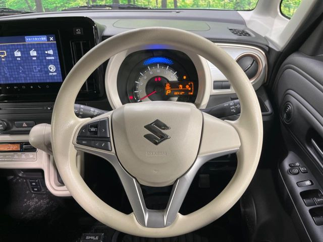 �C���e���A�ɍ��킹���f�U�C���̃X�e�A�����O�́A�^�]�������̂��Ƃ��l���A�^�]���₷���`��A�傫���ł��B�����x�A���ۂɐG���Ă��m���߂��������B