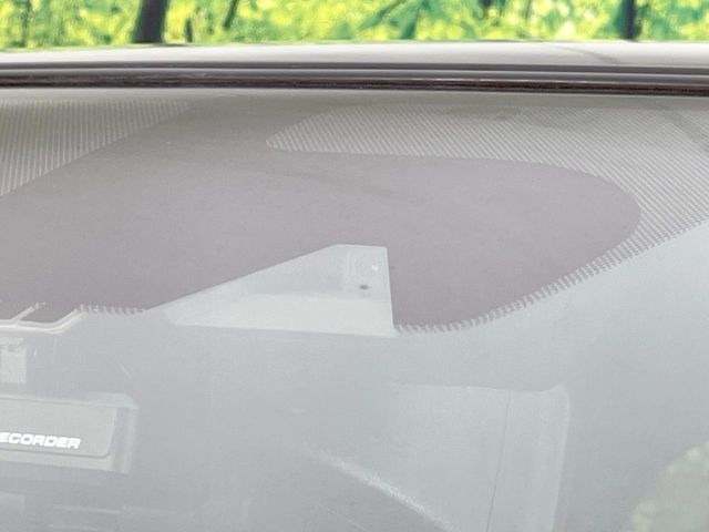 【エマージェンシーブレーキ】走行中に前方の車両等を認識し、衝突しそうな時は警報とブレーキで衝突回避と被害軽減をアシスト。より安全にドライブをお楽しみいただけます。