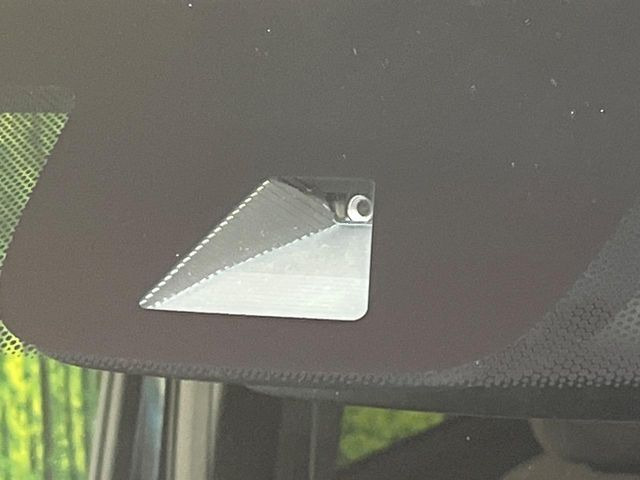 【ホンダセンシング】走行中に前方の車両等を認識し、衝突しそうな時は警報とブレーキで衝突回避と被害軽減をアシスト。より安全にドライブをお楽しみいただけます。
