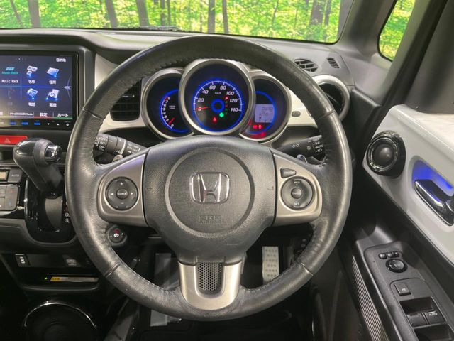【純正革巻きステアリング】上質な革を使用することで、手にしっかり馴染みとても運転しやすいハンドルです♪