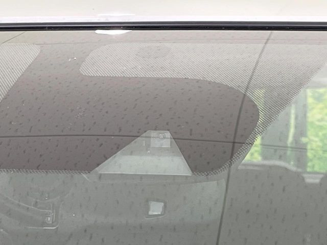 【エマージェンシーブレーキ】走行中に前方の車両等を認識し、衝突しそうな時は警報とブレーキで衝突回避と被害軽減をアシスト。より安全にドライブをお楽しみいただけます。