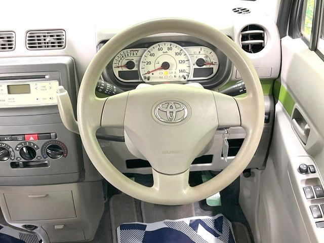 �C���e���A�ɍ��킹���f�U�C���̃X�e�A�����O�́A�^�]�������̂��Ƃ��l���A�^�]���₷���`��A�傫���ł��B�����x�A���ۂɐG���Ă��m���߂��������B
