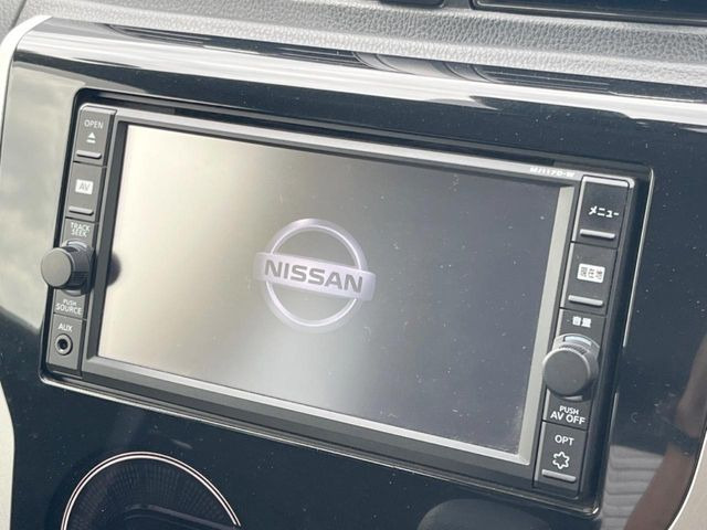 【純正ナビ】人気の純正ナビを装備。オーディオ機能も充実しており、Bluetooth接続すればお持ちのスマホやMP3プレイヤーの音楽を再生可能!毎日の運転がさらに楽しくなります!!