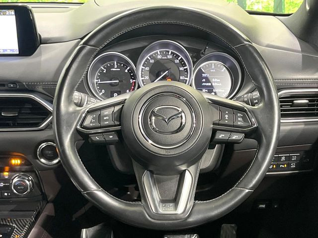 【ステアリングヒーター】冬場に冷たくなりやすい革巻きステアリングを、スイッチ一つで素早く適温に!エアコンよりも早く温まってくれるので、寒い日の運転も快適になりますね♪