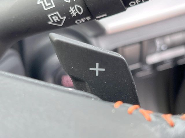 【パドルシフト】ハンドルから手を離さずに素早くシフトアップ&ダウンができるので、エンジンブレーキを使う下り坂や高速道路の合流で加速したい場面で役立ちます。