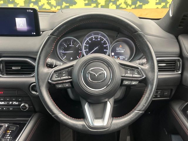 【ステアリングヒーター】冬場に冷たくなりやすい革巻きステアリングを、スイッチ一つで素早く適温に!エアコンよりも早く温まってくれるので、寒い日の運転も快適になりますね♪
