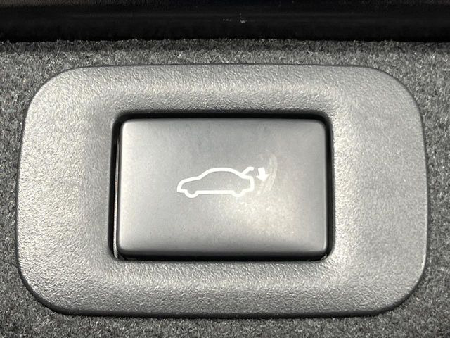 【パワーバックドア】スマートキーや運転席のボタンを押すだけでリアゲートが自動で開閉します!荷物を持っている時や、高い位置にあるバックドアを閉める際に便利な機能です♪